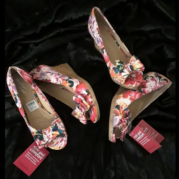 dexflex comfort Shoes - LAST PAIR!! FLORAL WEDGES w/Bow 🌹🏵💮🌸